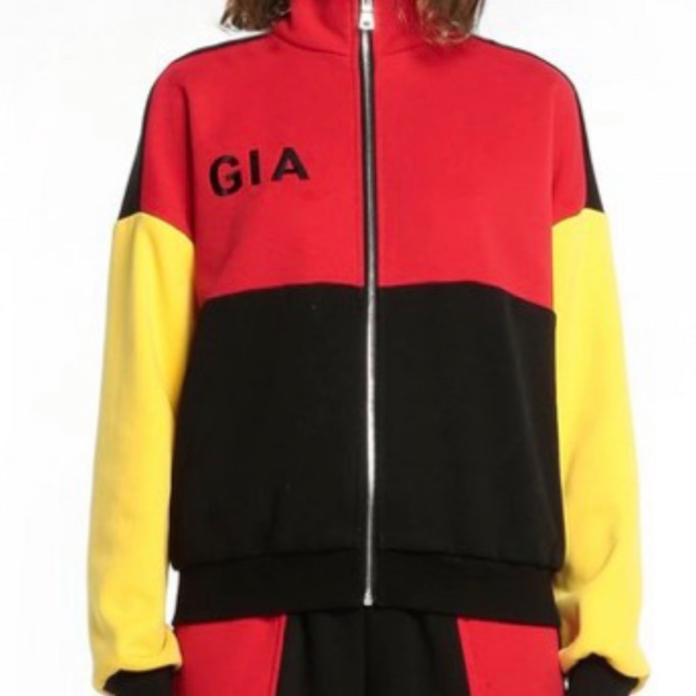 I am Gia Black and yellow blaster